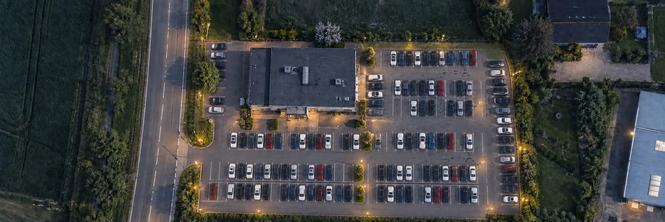 Vue aérienne du parc automobile d’un revendeur